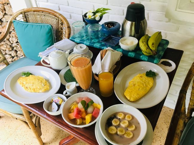 朝食は外のテーブルか<br />室内で食べるか聞いてくれる。<br />この日はお天気が良かったので<br />外のテーブルで食べました(๑❛ᴗ❛๑)<br />オムレツもフレッシュフルーツも<br />どれもおいしかった♪<br />奥にあるバナナは朝食とは別に<br />毎朝置いてくれるので<br />好きな時に食べられます！