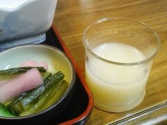 一階フロント近くの食堂で　18：30から
ゲストみんなで　夕食です
お料理は　どれも美味しくお酒にも合いました
お酒の持ち込みOKで　さっき買ったシードルも飲めました
これは　ご馳走になった秘密のにごり酒
すごく美味しく　どんなに飲んでも悪酔いしないそうです

ああおなかいっぱい　部屋に帰って休みます
テレビでふしぎ発見やってるんで　まだ９時過ぎたばかりです
でも疲れた　ゆっくり休みましょう
明日はどこへ行こうかな　お休みなさい