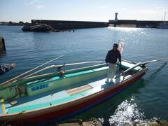 続いて、このような渡船にのって「仁右衛門島」へ。
渡船と入島合わせて個人で行くなら1350円。