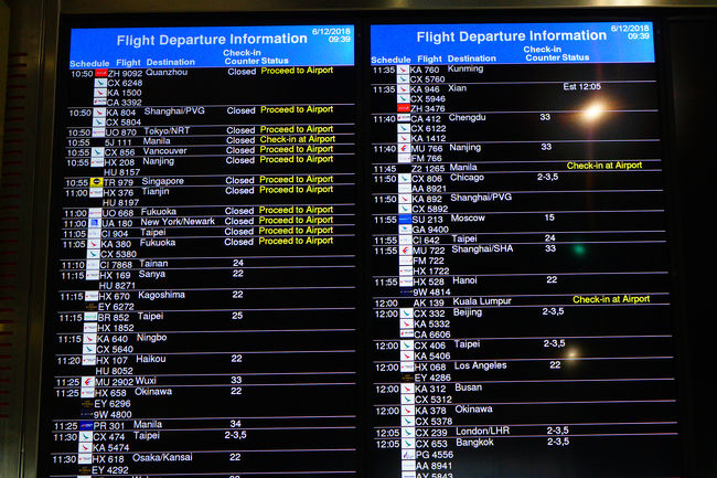 チェックインカウンター付近には、出発時刻が掲示されています。