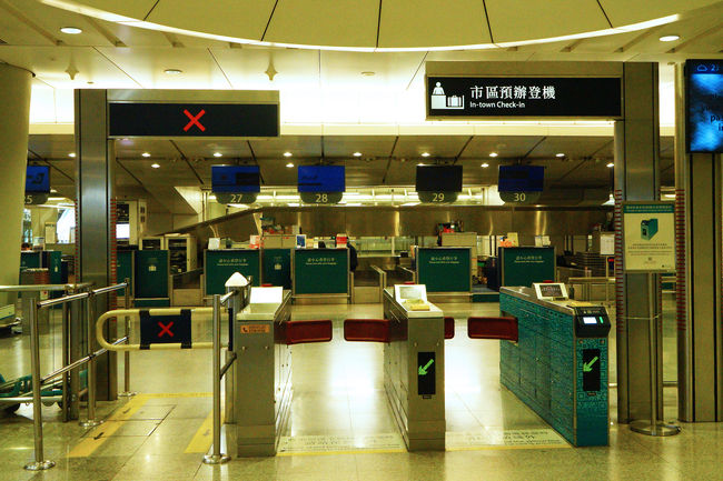 九龍駅の改札口です。オクトパスで利用できます。シニアオクトパスを利用すると半額位だったと思います。