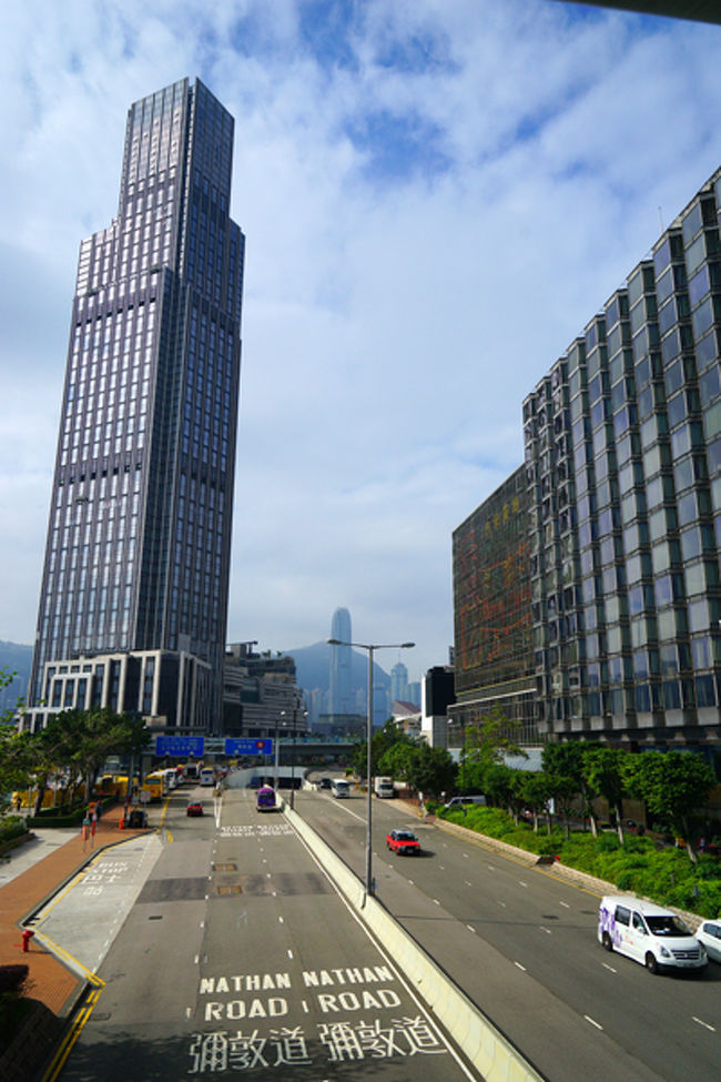 梳士巴利道を挟んで右側が「カオルーン・シャングリ・ア・ホンコン」、左側が<br />「尖沙咀海浜公園」です。