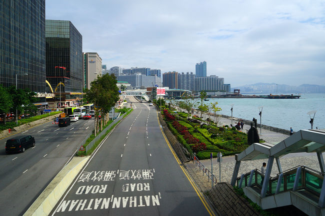 カオルーン・シャングリ・ア香港のM階から歩道橋に出ることが出来、ハーバービュープロムナードに行くことが出来ます。海岸沿いが「尖沙咀海浜公園」です。