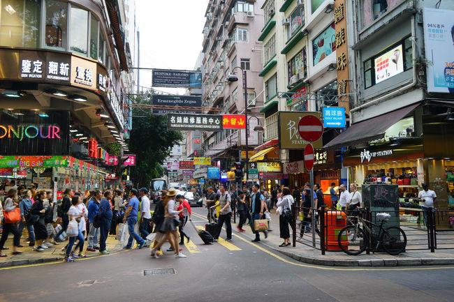 海防道から繁華街を見ています。香港の名物、道路上空を遮るような看板が影を潜めています。少し残念ですが、景観改善の方針であれば已むをえません。