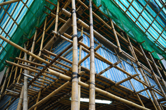 やはり、この足場が気になります。工事を目の当たりにしまたまたスナップです。固定するひもは荷造り用に使われるナイロン製テープでした。