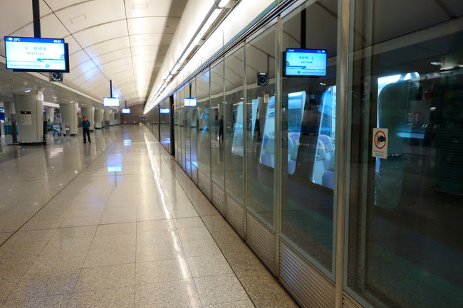 １２月７日早朝、帰国の日です。<br />エアポートエクスプレス九龍駅ホームです。