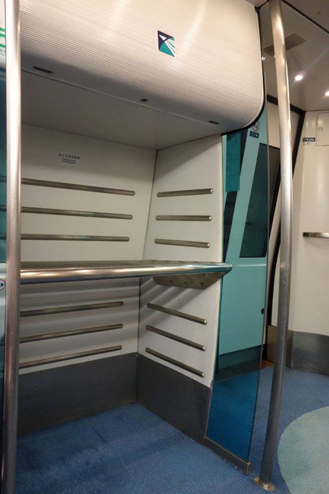 電車内にバゲージスタンドが完備されていますが、座席間にもゆとりがありますので、利用する人は少ないかもしれません。