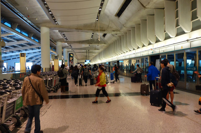 エアポートエクスプレス空港駅のホームです。