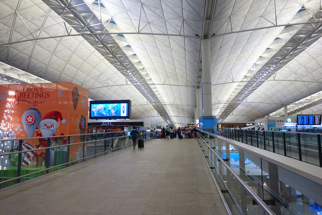 ホームから改札口がある訳でもなく、チェックインカウンターへ続いています。極めて便利です。九龍駅でチェックインの手続きとバックも預けましたので、手荷物だけで、身軽に出国手続きへ。