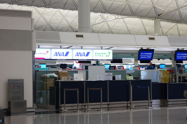 ＡＮＡのチェックインカウンターを横目に出国審査へ。