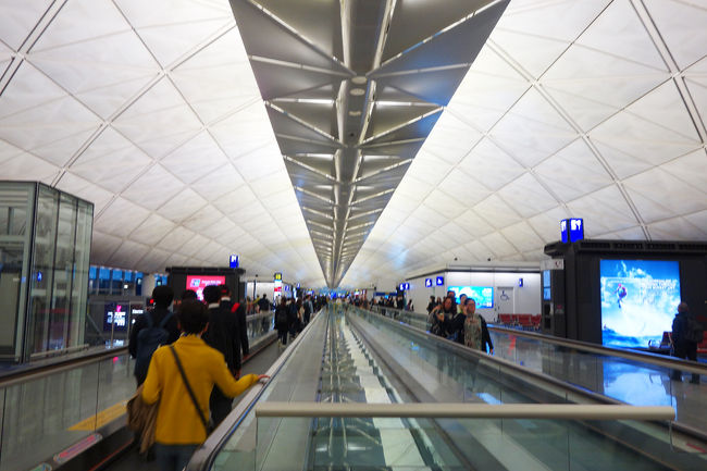 ラウンジから３０番ゲートに向かってコンコースを戻ります。