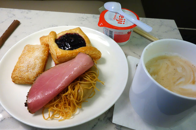 朝、早いチェックアウトだったので、朝食抜きです。ラウンジで朝食です。しかし、パターンが変わりませんね。自分ながら嫌になります。ここでもヨーグルトは明治でした。