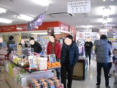 奥の方に少々小振りですが　“ラーメン・コーナー”　がありました。外にガラス貼りの喫煙所があり緩やかな丘陵にあるためにピクニック気分が楽しめます。