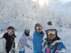 東館山山頂から寺子屋スキー場に移動。

寺子屋スキー場リフトを降りた所です。
昨夜の雪で木々がすっかり樹氷になっています！