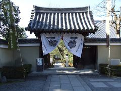 細い道を通って建仁寺に抜けることができます。
これは建仁寺側から撮った写真です。