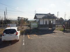 　11分で、最初の停車駅・筑前山家へ。駅前広場は国道に面しているのに、わざわざ駅舎前までバスが転回していきます。ここで１人が下車。
　利用者は少ないように感じますが、この時間帯、本来の列車の運行はありません。「1日８往復」のノルマを果たすべく１台のバスがピストン輸送するダイヤが組まれていて、列車の時間と対応していないのです。この時間、列車では「なかったはず」の需要を生んでいると言えるかも。
　逆に17時～18時台の通勤時間帯には上り２本の列車があるのに、バスはまったく走らないという事態にもなっています。少ないながらにも、不便に感じている人はいるんじゃないかな。