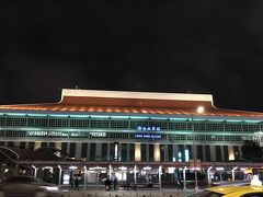 ツアーバスで台北駅まで送ってもらいました。
台北駅でかい。