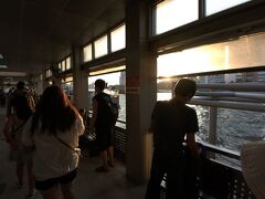 サトーン船着場。

ツアー解散後、BTSに乗ってからライトアップされたワットアルンを見に行くことを思い立ちサパーンタクシン駅で降りる事にした。