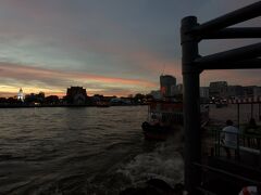 ボートを降りてチャオプラヤー川夕焼け。