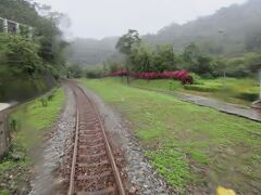 平渓線の平渓駅から終着の瑞芳駅の一つ手前のホウトン駅へ！

ちなみに十分の街を通過するときの動画です。
両サイドにはたくさんの人たち。
https://www.youtube.com/watch?v=iRAXTB6HJAE&t=80s