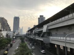 サイアムで乗り換え、Ｗangwian Yai駅で降りる。
ここからバイクタクシーでメークロン線の始発駅Ｗangwian Yaiへ。
徒歩でも行けますが、バイタクだと20Ｂで連れて行ってくれます。