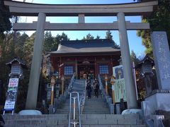 商店街を突っ切った先には大鳥居が。ここから長ーい階段を上って神社本殿へ。