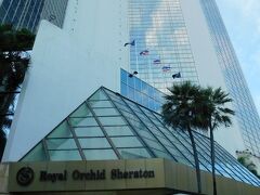 2019.01.01　バンコク
どこかに朝食屋台がないかと上流側に歩いていくと、いつの間にかシェラトンの前に迷い込んだ。私の部屋、というかベッドは１泊３４０円なので下手すると１泊で５０人分くらいかもしれない。だがしかし、部屋の広さと同居するインド人の数ではシェラトンに負けてはいないはずだ。インド人数名とのびのび１４人部屋を使っている。