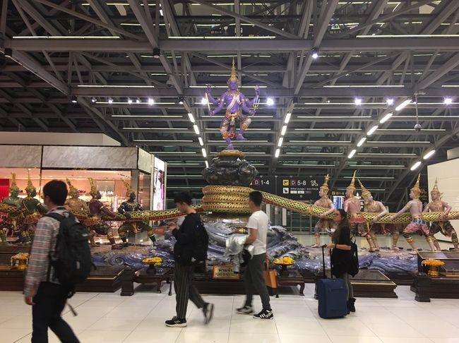 帰国便までまだまだ時間があったので、空港内を散策。<br />いろいろなお店を見ながらプラプラしたけど、空港が広すぎてヘトヘトに・・・。散策はぼちぼちにして、搭乗口付近で待つことに。