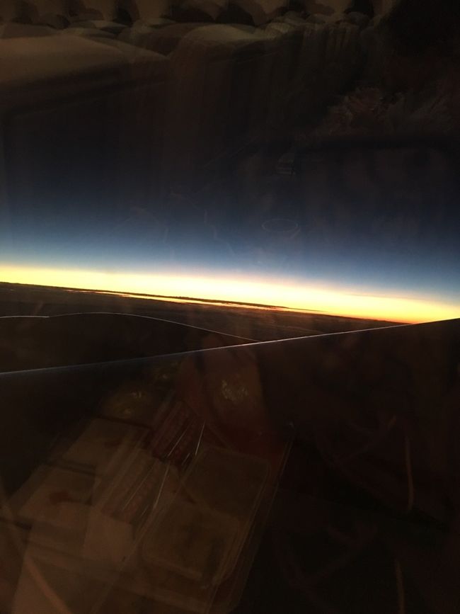 帰国便は旅の疲れもあってほぼ爆睡(-.-)Zzz・・・・<br />ビデオも観ずに寝ていたら、気づいたときには日本上空でした。<br />