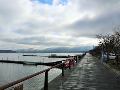 湖畔でいったん車を止めて、外に出てみます。