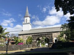 フリへエ宮殿向かいのモクアイカウア教会に入ってみます。
ここはハワイ州最古の教会です。
街のシンボルである鐘塔が美しいこの教会は
建てられて180年経つコナの名建築
それ以前は王様の家として使われていたそう