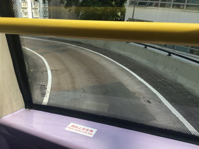 バス停は何個か見たけど、２階の一番前に確実に座るため、始発のバスターミナルを探しました。<br />最近は、悲惨なバス事故が本当に多くて、２階の一番前なんてキケンすぎて座るべきではないんだろうけど・・でもどうしてもーー＾＾<br /><br />途中の景色もなかなか素晴らしかったんですが、<br />走り出してすぐに、睡魔が・・・！<br />あ、いかんいかん！と目が覚めたら、薄夫林の辺り、こないだ華富邸に行くバスと同じ景色。<br />でもこのバスのハイライト（と自分だけで言っている）は、この先、西環に入ったところなのです。<br />いつも見上げている山道のところの高架橋を通りますよーーー<br />（最後思いがけず、トラム基地まで見えちゃってこーふんしました）<br /><br />あ、バスの中、少し後ろの席にいた女性が、ずーっと歌を歌ってました。<br />イヤフォンで聴きながらそれに合わせて朗々と・・・<br />動画の最後、音量上げると少し聞こえます（わざわざ聞くもんでもないがｗ）<br /><br /><br />https://youtu.be/6s-mqMvxoJI