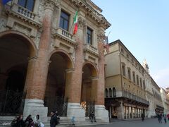 お向かいは、ヴェネツィア共和国総督官邸。