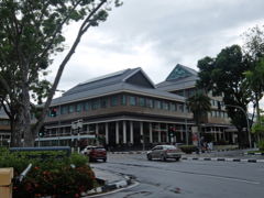オールドモスクと水上集落の間にあるショッピングセンター『ヤヤサンSHHBコンプレックス』。お客さんが少ないのはラマダン中だからか？潰れそうだからか？そこら辺を知りたい…。


『マレーシア+ブルネイ旅Vol.7』
http://pirori718.blog93.fc2.com/blog-entry-1164.html