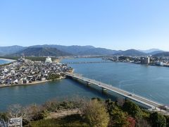 　写真は松浦川、架かる橋は「舞鶴橋」、唐津城がある舞鶴公園と「虹の松原」を結んでいる橋です。