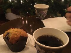 宿泊先のホテル ウォルコットの朝食です。
ｻｰﾋﾞｽで珈琲紅茶マフィンが食べられます。
部屋に持ち帰ってもOK
珈琲が美味しかったです
