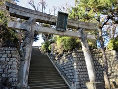 品川神社　鳥居
境内入口の階段前にある石鳥居「双龍鳥居」は「東京三鳥居」のひとつに数えられるもので、門柱に龍の細工が施されており、左の柱には昇り龍、右の柱には降り龍の姿が。