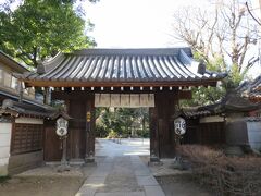 品川寺　山門
承応元年（1652）権大僧都弘尊法印の中興で真言宗 海照山 普門院 品川寺と号す。
東海七福神の中の1社として、毘沙門天が祀られています。