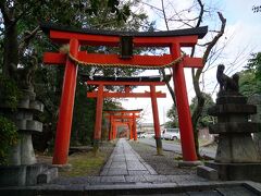 お山の麓に沿って歩いていると、竹中稲荷神社という静かな神社がありました。