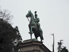 今日のメインは上野東照宮。向かう途中にあるのが小松宮彰仁親王像。美術館に向かう途中なので、横目に見てはいたのですが、ちゃんと見たのは初めて。西南戦争の負傷者救護団体の博愛社が設立されその総長になった方。これが後に日本赤十字社となります。