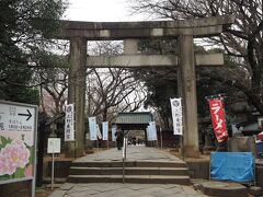 上野東照宮へ。立派な大石鳥居をくぐります。