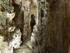 鍾乳洞内には、ブロッコリーや仏像など様々な形をした岩があります。
写真は人影？に見える空洞です。（真ん中の黒い影）