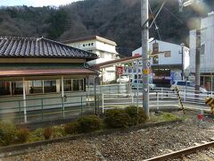 下部温泉駅下車。鄙びてかわいい駅。駅前の郵便局で旅行貯金。