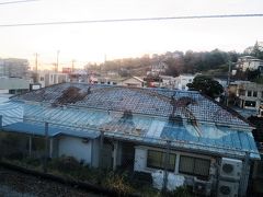 ・真鶴駅
駅名が真鶴だけに駅舎の屋根には「ツル」が描いてあります。