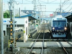 ・古庄駅
以前、静岡鉄道の主流だった車両［1000形］とすれ違います。