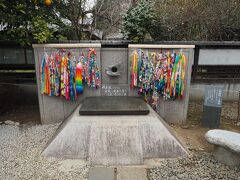 さらに進むと右側に広島・長崎の火。平和を願う火として灯すようになったもの。上野東照宮の宮司もこの提案に賛同し、ここに設置されました。静かに手を合わせました。