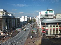 姫路駅に隣接したショッピングビル「ピオレ姫路」、

その４階の窓からの眺望です～、
真っ直ぐ伸びる駅前通りの向こうは姫路城。