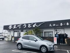 まず最初のうどん屋さん！
「釜あげうどん 長田 in香の香」へ～～

12時前に着いたけど、そんなに並んでなくて
20分くらいで座れました)^o^(

食べてる間にどんどん人増えてきた！！