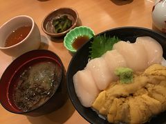 二色丼(税込3348円)とたちポン(同1296円)の夕食。お代わり放題の味噌汁もついてきます。飲みつけないアルコールのせいか、過大な期待を抱きすぎたのか、ウニが少しばかり淡白に思われた。いや、内地に比べるとはるかにいけてますので。(**意見には個人差があります)。