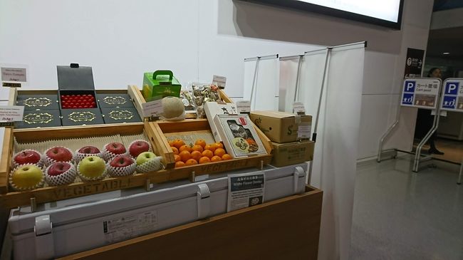 出国審査が終わって出てみると免税店フロアに今まで見たことないフルーツショップが・・・<br />勿論日本人はこんなところで買いませんし、メロンなんか6,000円以上する・・・<br />最近出国する外国人旅行客が箱に入ったイチゴを手に提げているところを見るようになったので、どこで買っているんだろうなあと思ったらこんなところに新しくスポットの出店が出来ていました。<br />ははあ、これはいい商売ですね。